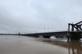 Cầu Long Biên chỉ bong mối hàn lan can, không ảnh hưởng kết cấu, chất lượng