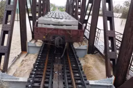 Mưa lũ lớn, đường sắt điều tàu chở hàng chục tấn hàng gia tải giữ cầu Luật Lễ 1 và 2 