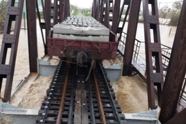 Mưa lũ lớn, đường sắt điều tàu chở hàng chục tấn hàng gia tải giữ cầu Luật Lễ 1 và 2 