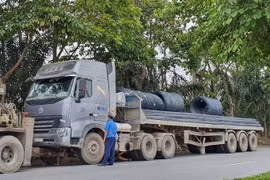 Chở quá tải, lái xe thách thức lực lượng thanh tra "gọi xe đến mà cẩu"