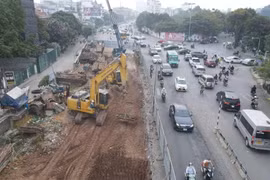 Lưu ý: Đường Âu Cơ lại rào chắn hạ cốt, mở rộng đường, cấm toàn bộ xe khách 16 chỗ đi lại