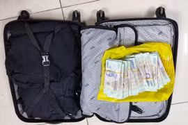 Khách đãng trí bỏ quên vali chứa 1.000 tờ tiền mệnh giá 500 nghìn đồng ở sân bay