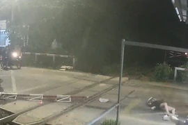 Nữ thanh niên lái xe máy tốc độ cao húc bay barie chắn tàu hỏa