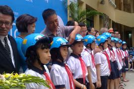 Trao tặng gần 2.000 mũ bảo hiểm cho học sinh