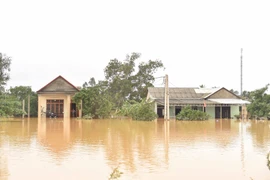 Mưa vẫn trút xuống miền Trung, thủy điện đồng thời xả lũ, đã có 124 người chết và mất tích