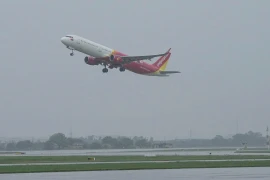 Bão số 3 diễn biến phức tạp, sân bay Nội Bài đóng cửa đến 12h đêm nay