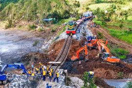 Chưa thể thông tàu đường sắt Bắc- Nam sau sự cố bão số 13 “cuốn” trôi nền trơ ray