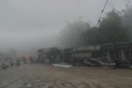 Xe đầu kéo lật nghiêng, nhiều giờ cứu hộ mới đưa được thi thể lái xe bị kẹt ra ngoài