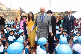 Hoàng tử Michael xứ Kent phát động “Mũ bảo hiểm cho trẻ em"