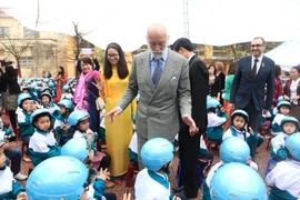 Hoàng tử Michael xứ Kent phát động “Mũ bảo hiểm cho trẻ em"