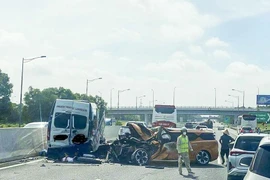Tai nạn liên hoàn trên cao tốc Hà Nội- Hải Phòng, hai người chết