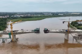 Cầu Phong Châu sắp hợp long, sẽ thông xe vào tháng 10