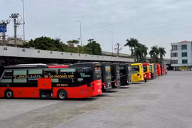 Xăng dầu "đội giá" kỷ lục, vận tải khách hụt hơi như “bơi giữa biển mà không có phao”