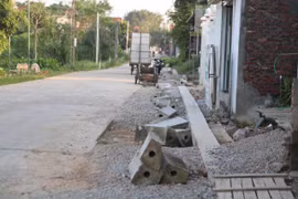 Dự án nâng cấp đường liên xã ở Chương Mỹ ì ạch, dân khổ sở vì thi công dở dang