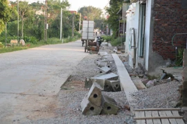 Dự án nâng cấp đường liên xã ở Chương Mỹ ì ạch, dân khổ sở vì thi công dở dang