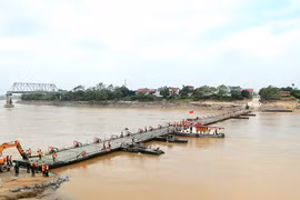 Cầu phao Phong Châu tạm thời phải tháo, người dân đi lại thế nào?