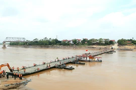 Hoàn thành lắp đặt cầu phao Phong Châu, phương tiện đi lại thế nào?