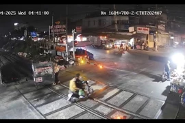 Liên tiếp tái diễn tình trạng xe tải đâm gãy barier để vượt tàu hỏa