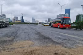 Nam Từ Liêm: Đường mở dở dang rồi bị "phân lô" để cho thuê, lập bến "cóc" xe khách