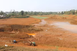 Hàng trăm hồ ở Trung bộ cạn nước, cây trồng nguy cơ "chết khát"