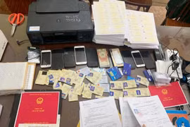 Chi 1,3 triệu đồng làm bằng lái xe giả, đi máy bay bị phát hiện