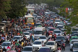 "Ma trận" ùn tắc cuối năm: Phương tiện cá nhân tăng chóng mặt, hạ tầng "chạy" theo không nổi