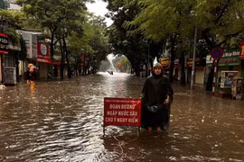 Hà Nội chấn chỉnh nhiều đơn vị chậm trễ ứng phó ngập lụt