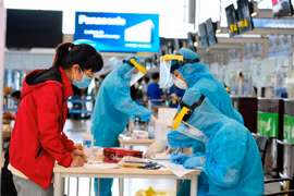 Ứng phó chủng Omicron: Hành khách bay quốc tế phải test nhanh kháng nguyên tại sân bay