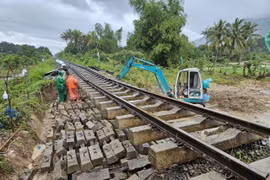 Đường sắt Bắc Nam qua Trung bộ tê liệt vì sạt lở nhiều đoạn