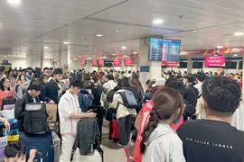 Quá nửa chuyến bay xuất phát từ Tân Sơn Nhất bị chậm giờ, hành khách vạ vật chờ đợi