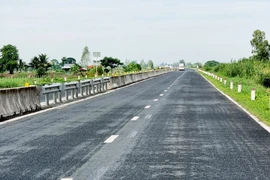 Chậm trễ sửa chữa đường hư hỏng, Giám đốc Khu quản lý đường bộ bị phê bình