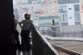 Tàu Cát Linh- Hà Đông lại dừng đột ngột vì lỗi ghi