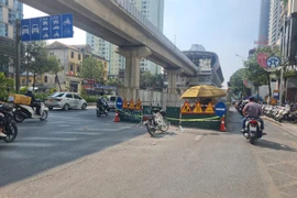 Rào chắn hơn 1km đường Nguyễn Trãi để thi công dự án chống ngập