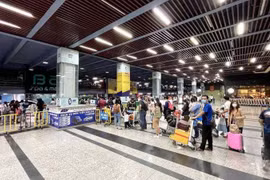 Khách qua hai sân bay lớn nhất cả nước tiếp tục tăng đột biến ngày mùng 4 Tết Nhâm Dần