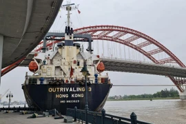 Tàu hàng tải trọng hàng nghìn tấn đâm vào cầu Hoàng Văn Thụ hơn 2.100 tỷ trên sông Cấm