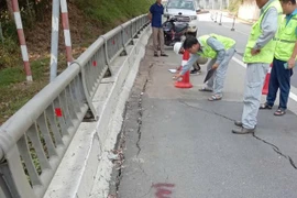 Cầu Nam Cường trên cao tốc Nội Bài- Lào sụt lún, hạn chế phương tiện để sửa chữa