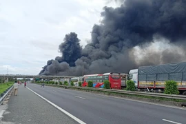 Nguyên nhân khiến xe chở dầu nhớt bốc cháy ngùn ngụt trên cao tốc TP.HCM- Trung Lương