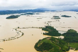 Mưa lớn còn tiếp diễn ở Trung bộ, nước lũ nhiều sông vẫn trên báo động 3
