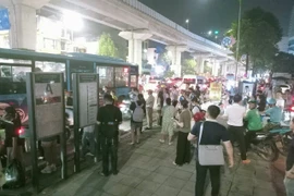 Tàu điện metro Cát Linh- Hà Đông đang chạy bỗng dừng đột ngột