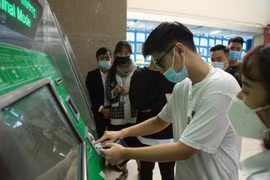Ngày đầu đường sắt Cát Linh- Hà Đông vận hành thương mại, nhiều người dân mua vé đi tàu