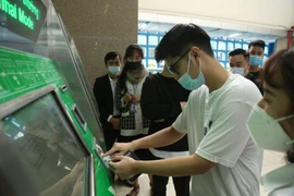 Ngày đầu đường sắt Cát Linh- Hà Đông vận hành thương mại, nhiều người dân mua vé đi tàu