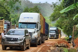 Quốc lộ 2 qua Nậm Buông cơ bản thông xe sau hơn 3 ngày sạt lở