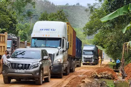 Quốc lộ 2 qua Nậm Buông cơ bản thông xe sau hơn 3 ngày sạt lở