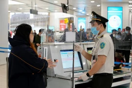 Sử dụng giấy tờ giả đi tàu bay, một nữ hành khách bị cấm bay 12 tháng