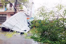 Hậu bão Rammasun: 6 người chết và mất tích, nước lũ đang lên nhanh