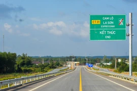 Cục Đường bộ đề nghị địa phương chia sẻ việc cấm xe khách, xe tải nặng đi cao tốc Cam Lộ- La Sơn