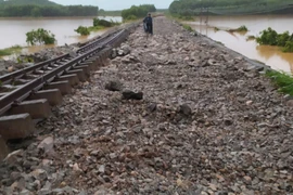 Đường sắt sạt lở do bão số 6, chuyển tải gần 2.500 khách bằng ô tô