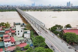 Xe đưa đón học sinh được phép lưu thông 2 chiều qua cầu Chương Dương