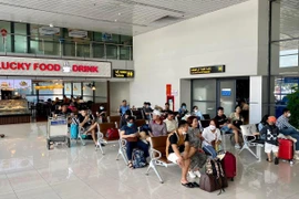 Nam hành khách vội vàng lên máy bay bỏ quên valy hành lý xách tay 