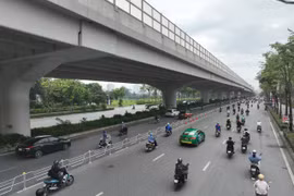 Chính thức phân làn ô tô, xe máy trên đường Phạm Văn Đồng từ 4-7